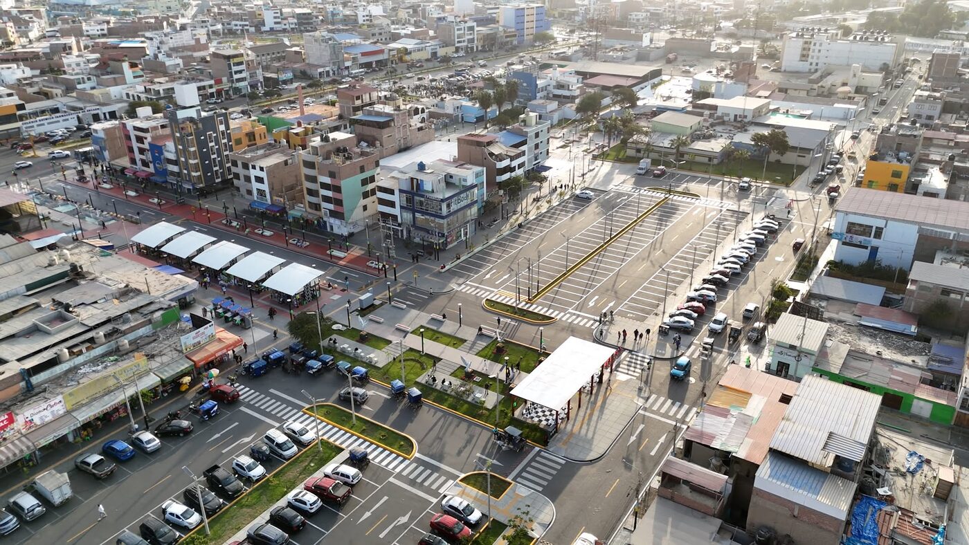 Vista aérea del centro cívico con alameda y estacionamiento